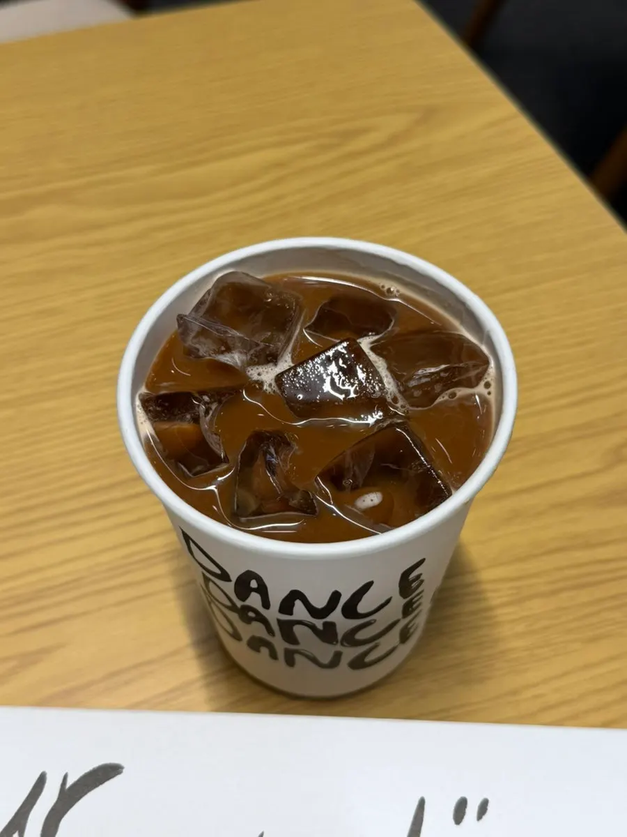 포장한 음료와 바게트