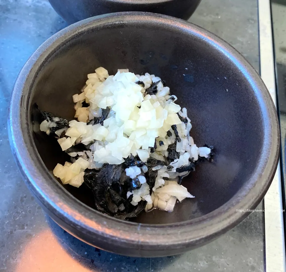 미나리 곁들인 멸치 칼국수