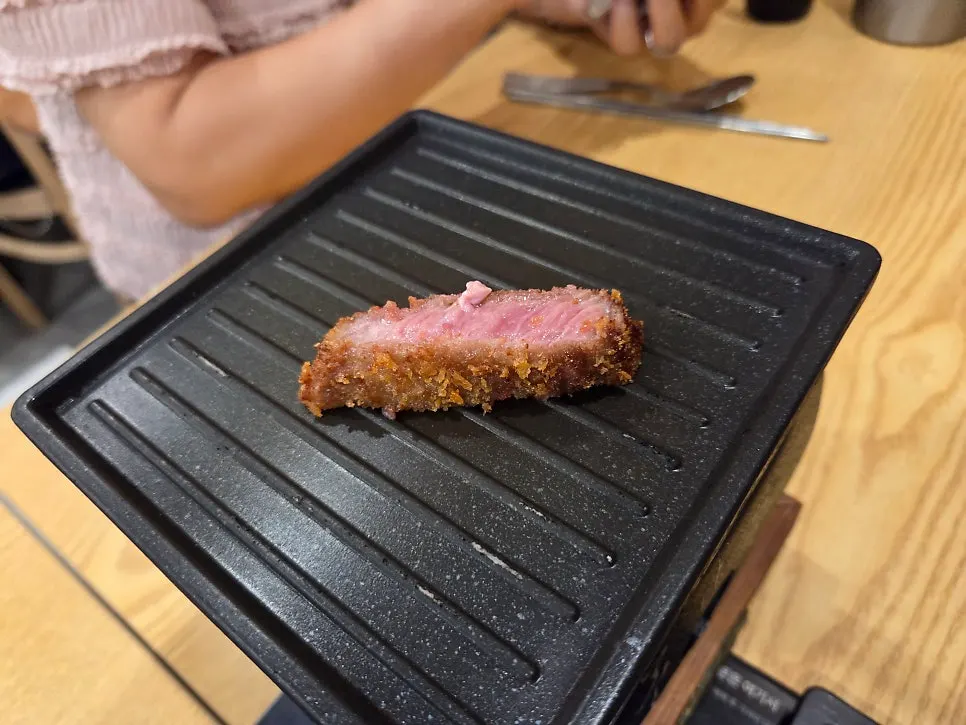 규카츠와 메밀소바, 카레가 함께 차려진 상