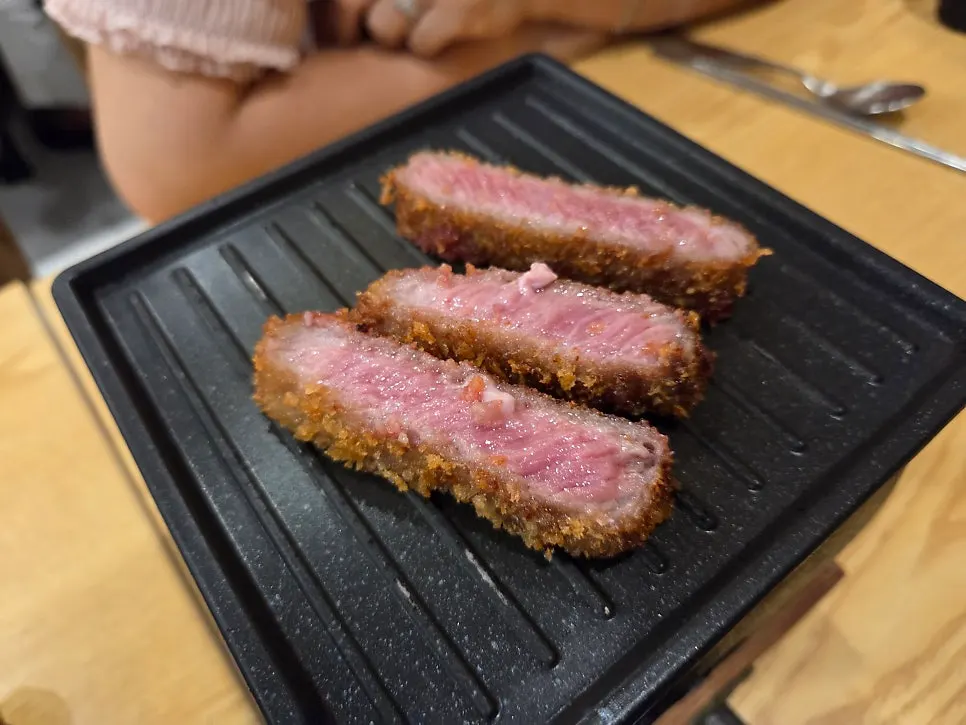 가지런히 담겨 나온 규카츠 접시