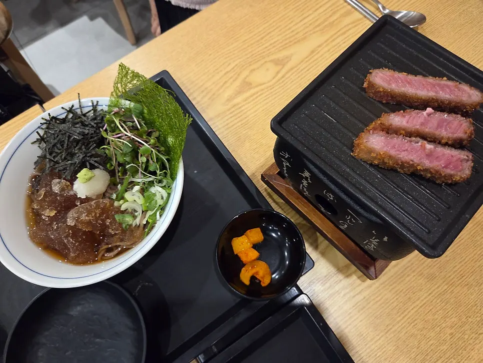 테이블 화로에 규카츠를 올려 굽는 모습