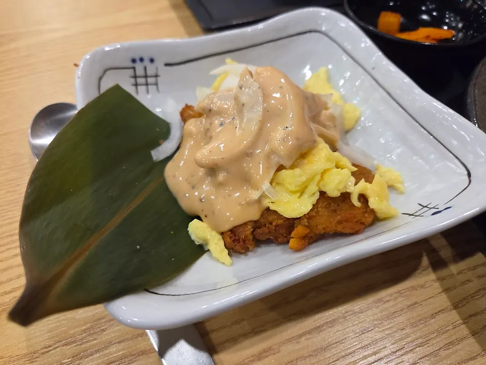 밥과 카레를 리필해 다시 담은 그릇