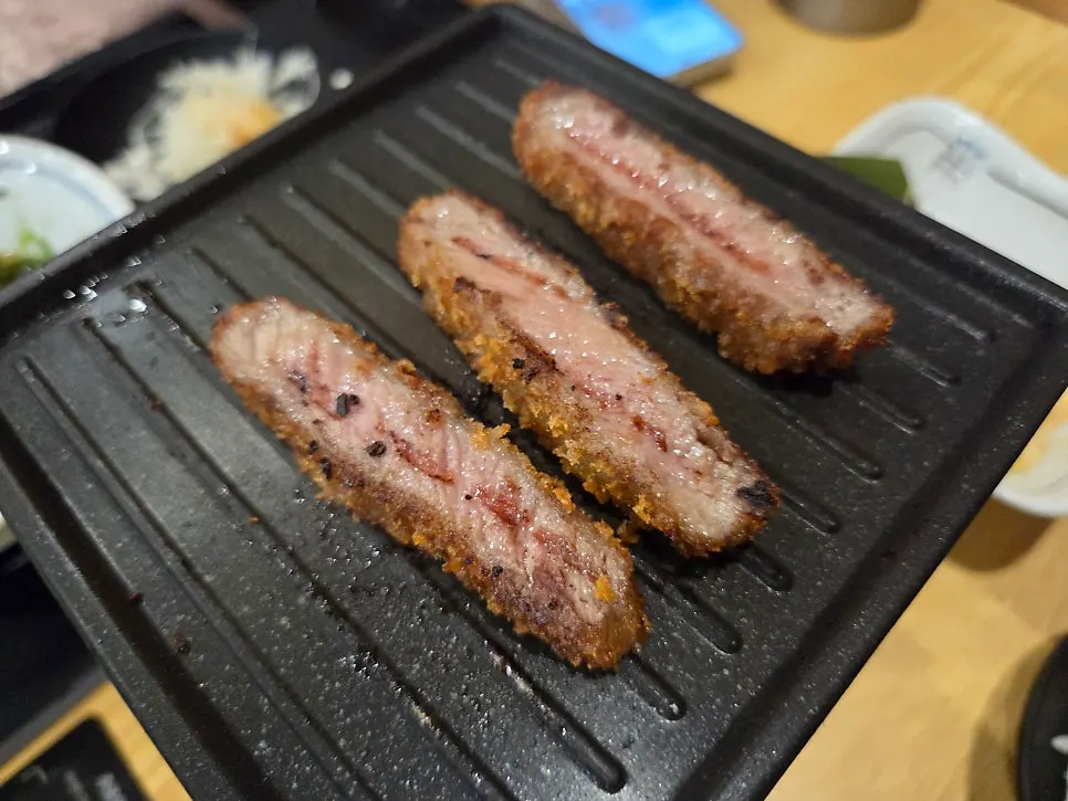 화로에 마지막 규카츠를 굽는 모습