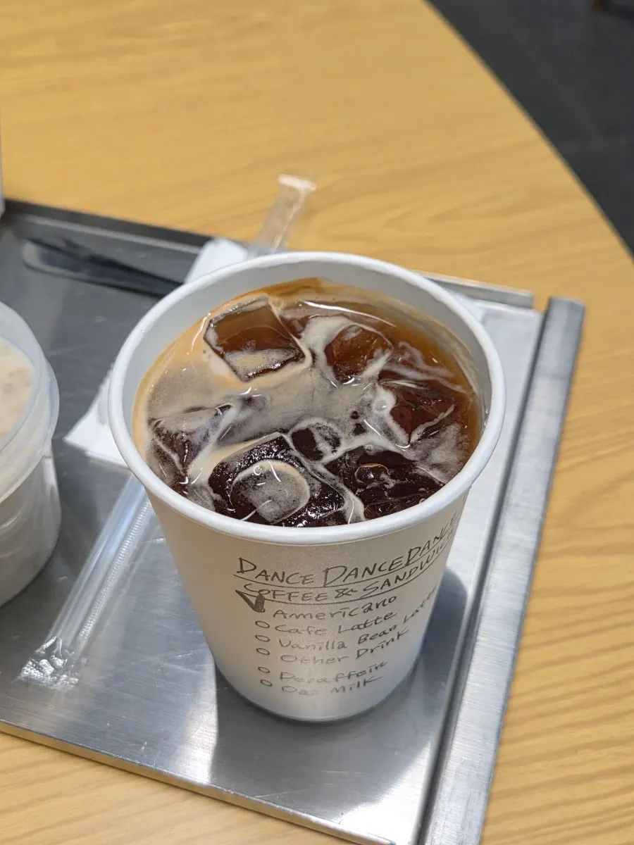 裝在一次性紙杯中的冰美式咖啡