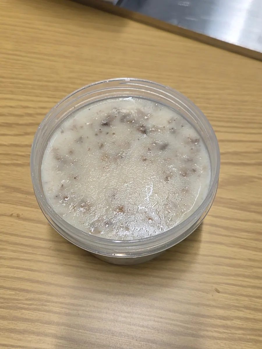 熱騰騰上桌的蘑菇奶油濃湯