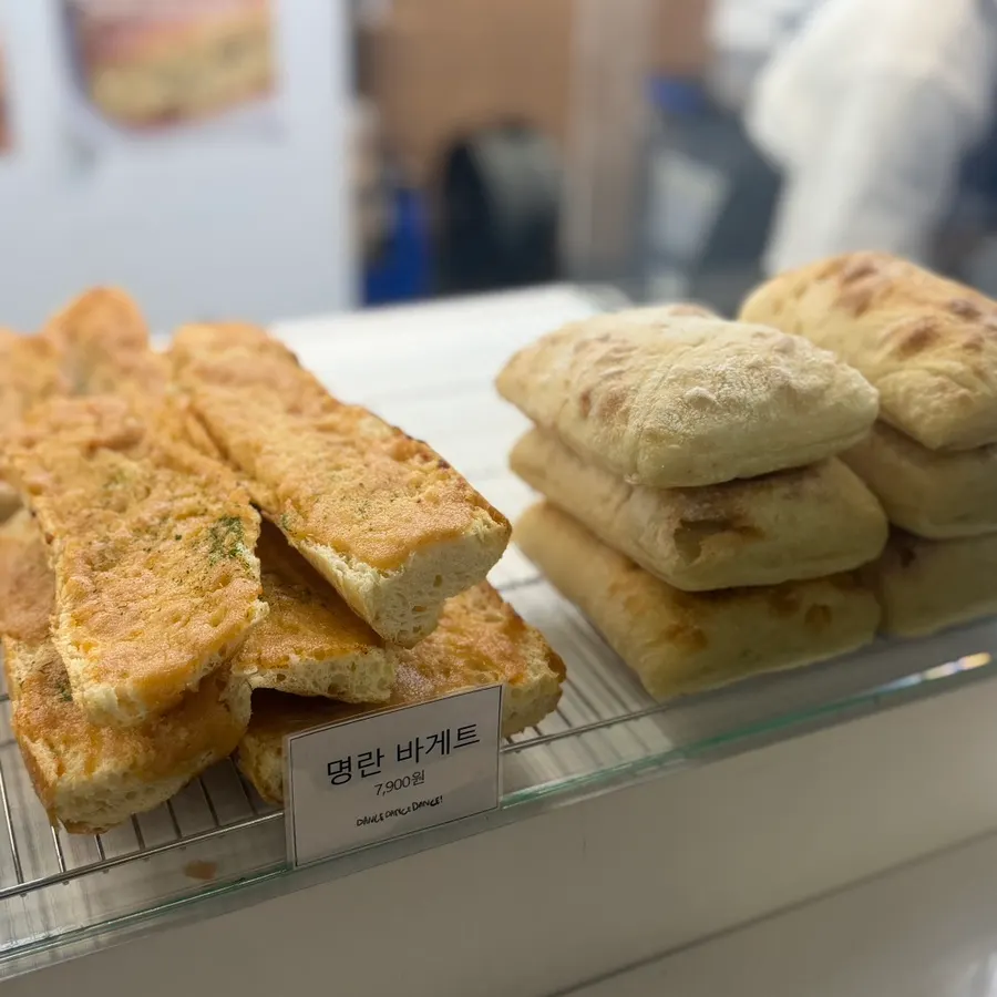 키오스크에 표시된 다양한 브런치 메뉴