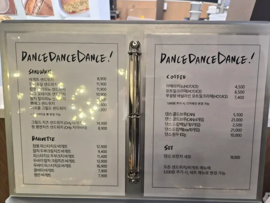 매장 한쪽 테이블과 인테리어