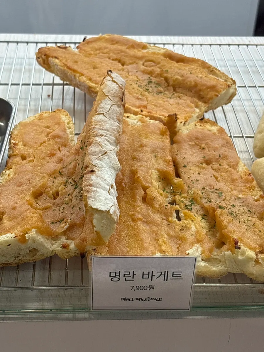 진열된 스콘과 바게트