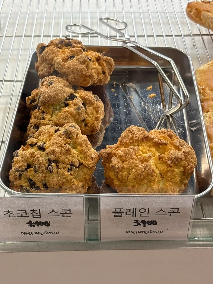 쇼케이스 속 베이커리 진열