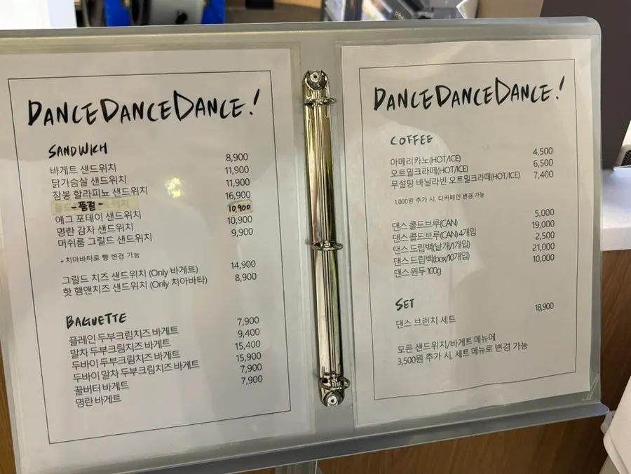 진열대에 놓인 바게트와 빵들