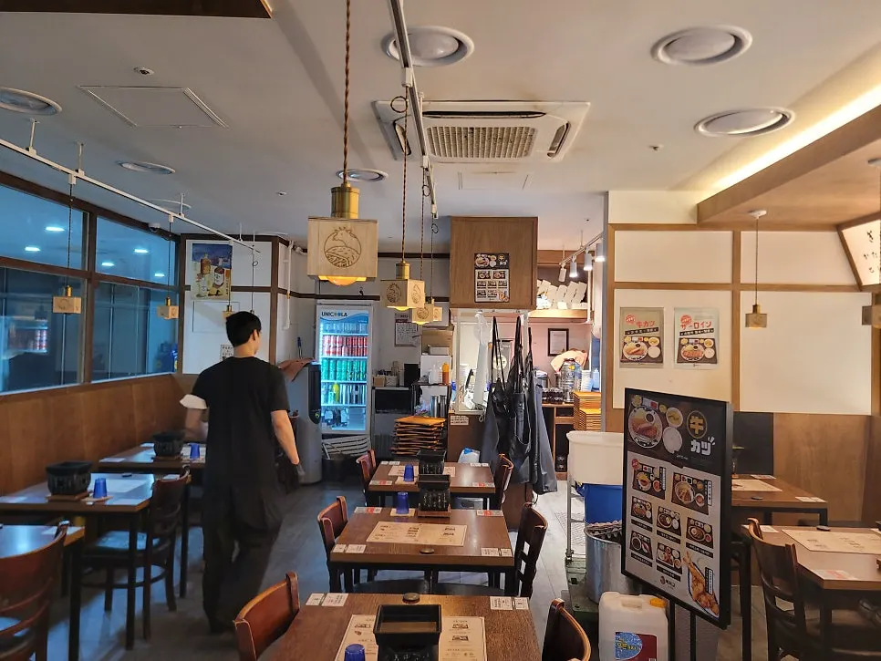 이치규 서울역점 우드톤 매장 내부