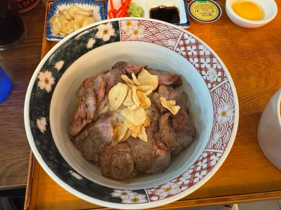 Steki meat in the steki-don
