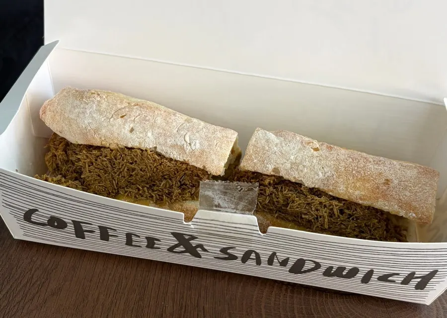 두바이 피스타치오 바게트 속 카다이프 클로즈업