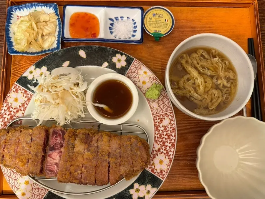 Sauce spread served with gyukatsu