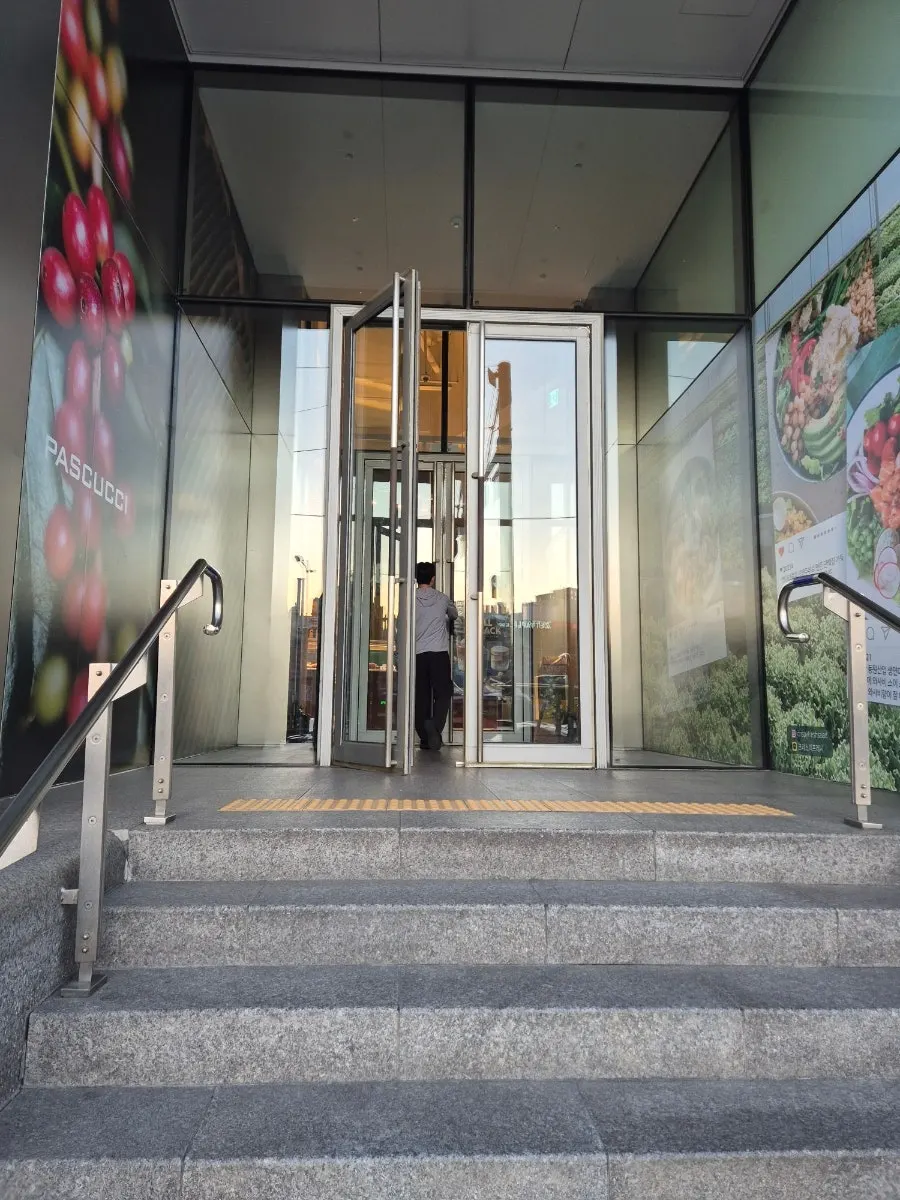 Entrance path viewed from the 1F café entrance
