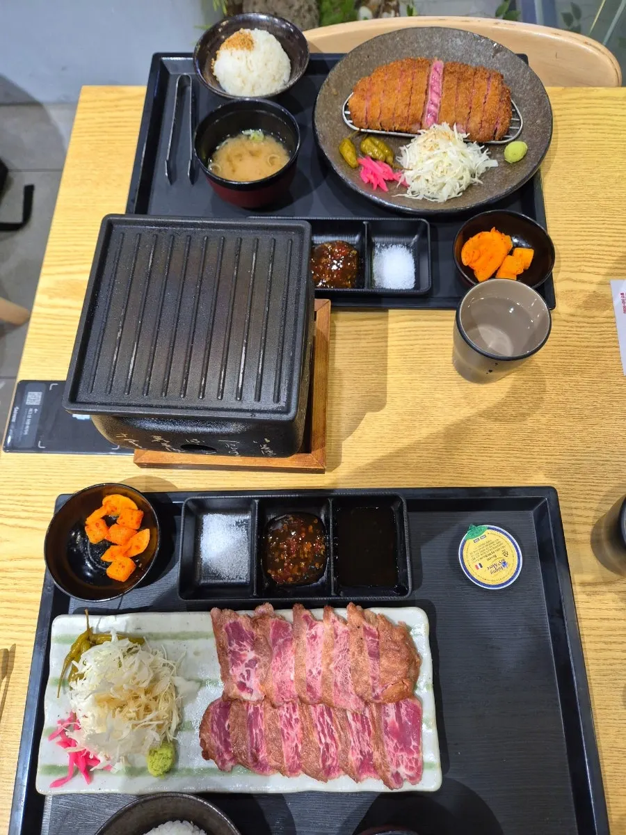 Furato Shokudo's signature gyukatsu table setting