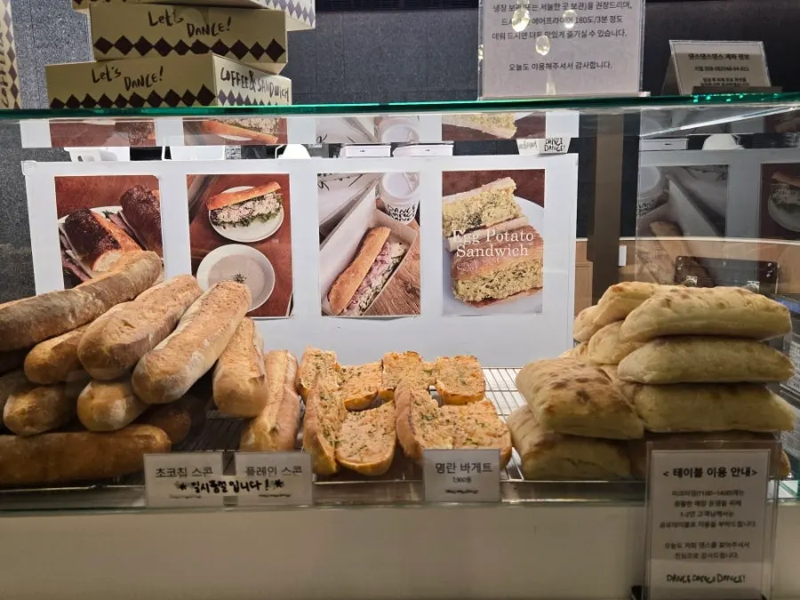 Sign explaining the baguette or ciabatta bread choice