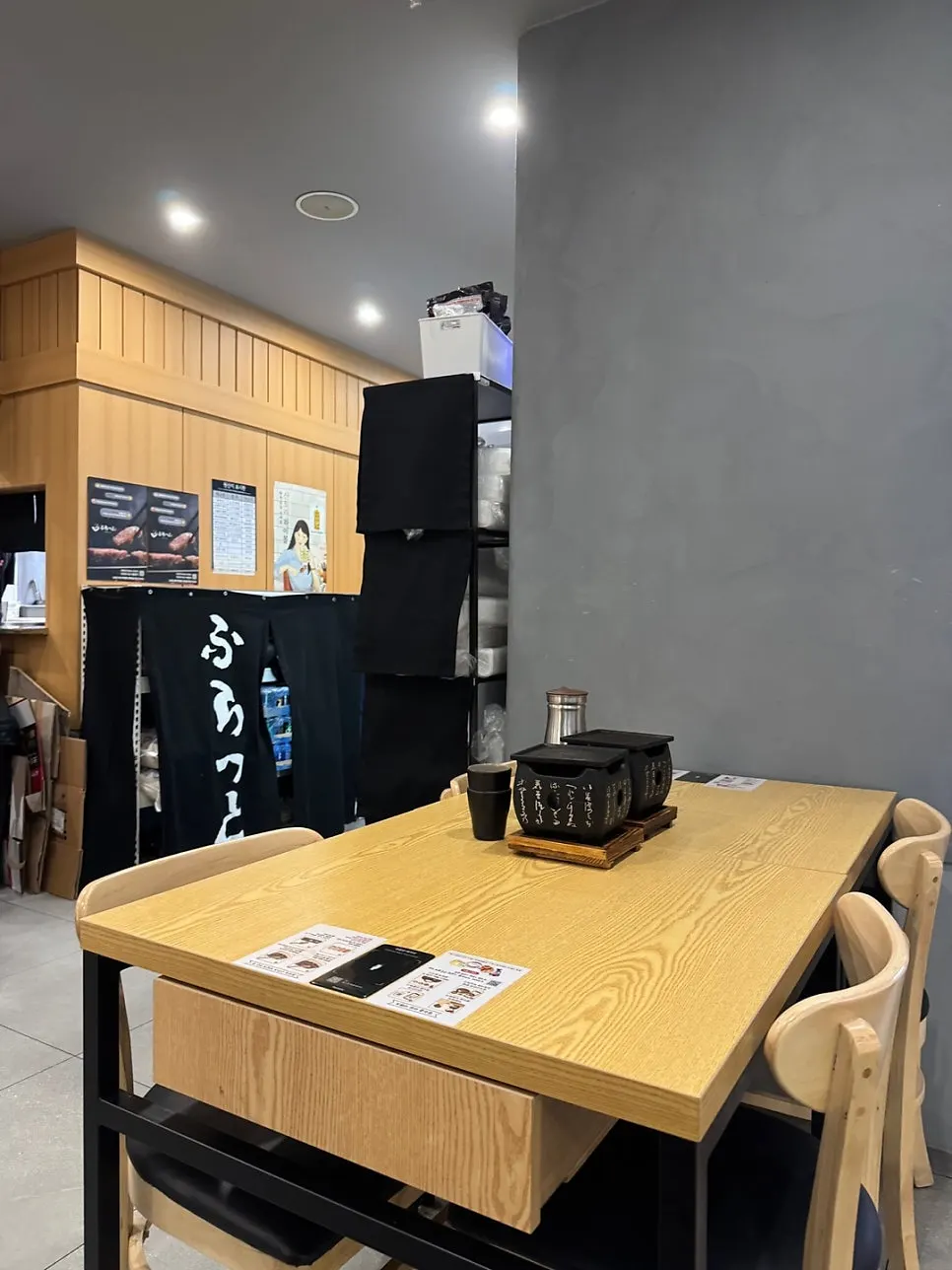 인조화단으로 꾸민 벽기둥이 있는 내부