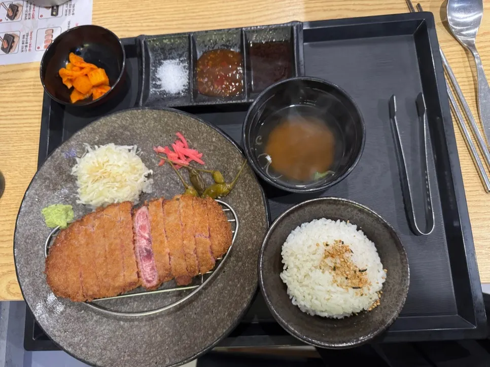 규카츠 한상 차림과 소스 구성
