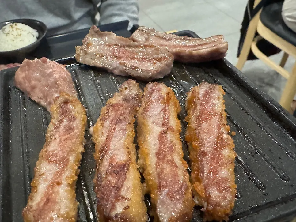 알맞게 구워진 고기 클로즈업