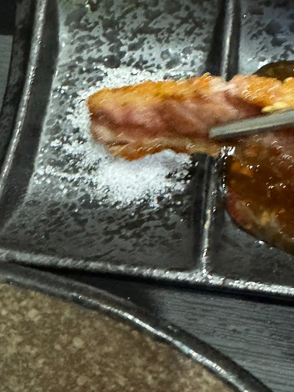 밥에 올린 규카츠 한 점
