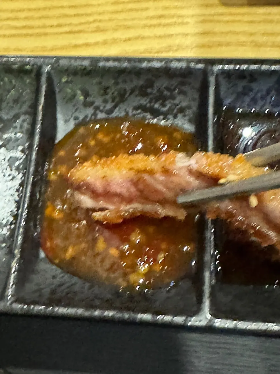 간장소스에 찍은 고기