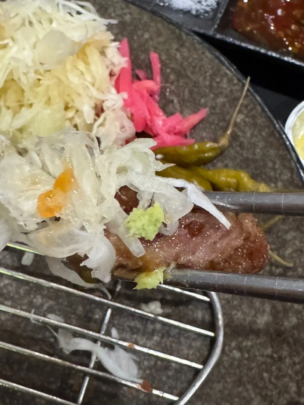 양배추샐러드와 함께 먹는 규카츠