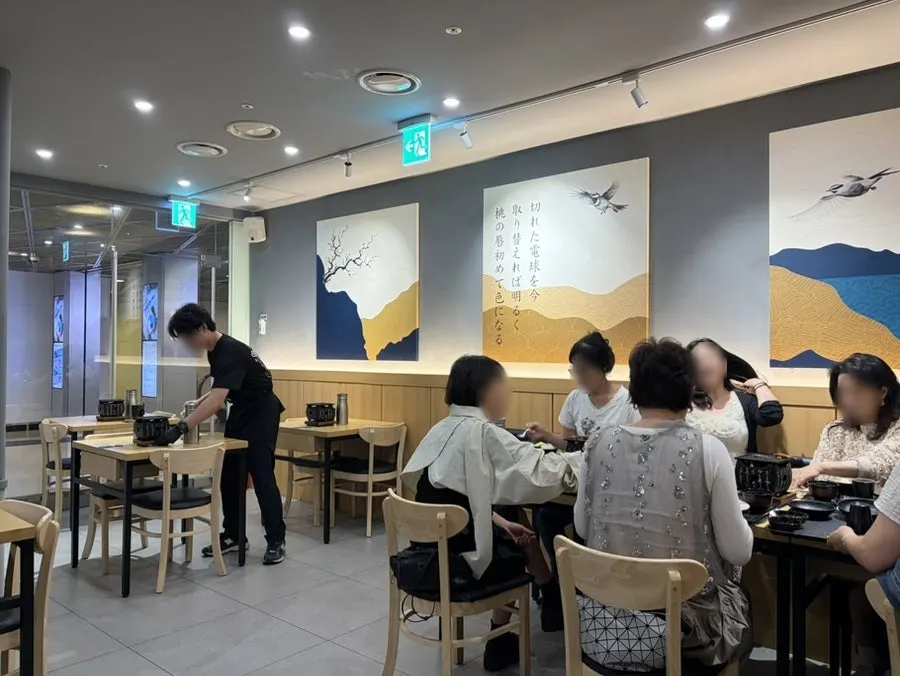 손님으로 붐비는 후라토식당 서울스퀘어점 실내