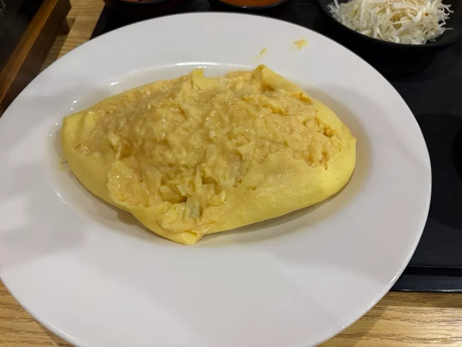 노란 달걀이 봉긋하게 올라간 오므라이스와 샐러드, 국