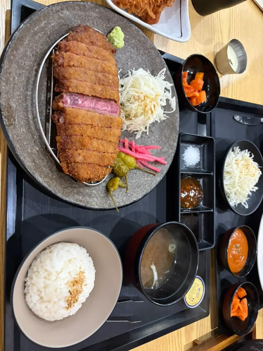 단면에 붉은 속살이 보이는 규카츠와 양배추 샐러드