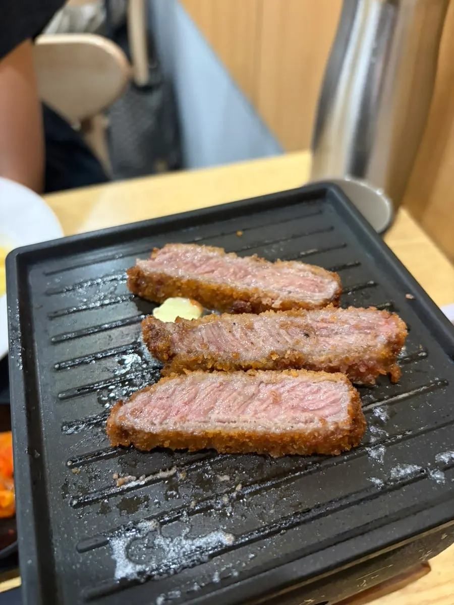화로에 앞뒤로 구워지는 규카츠 고기