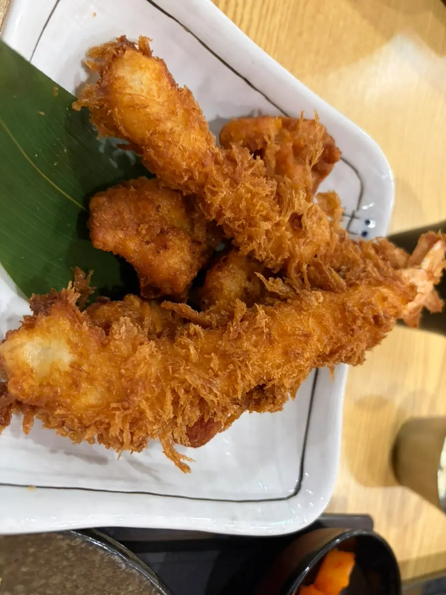 튀김옷 결이 살아 있는 새우튀김과 가라아게 클로즈업