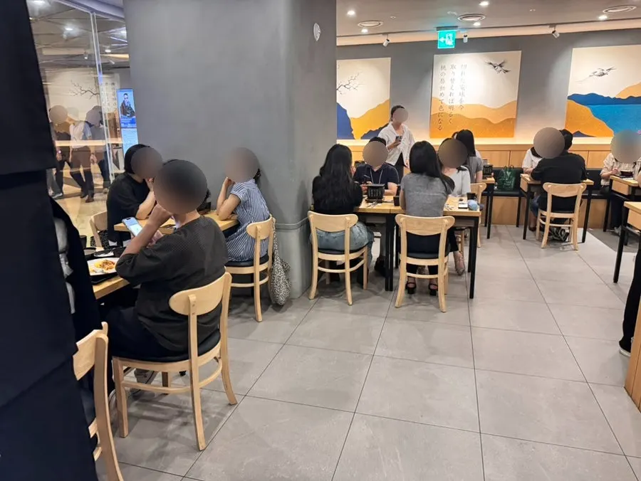 후라토식당 서울스퀘어 직영점 내부 좌석