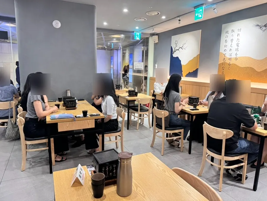 일본 식당 분위기의 매장 인테리어