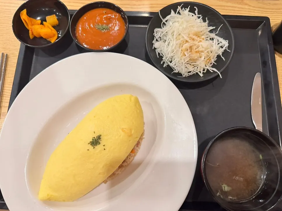 먼저 나온 일본식 반숙 오므라이스