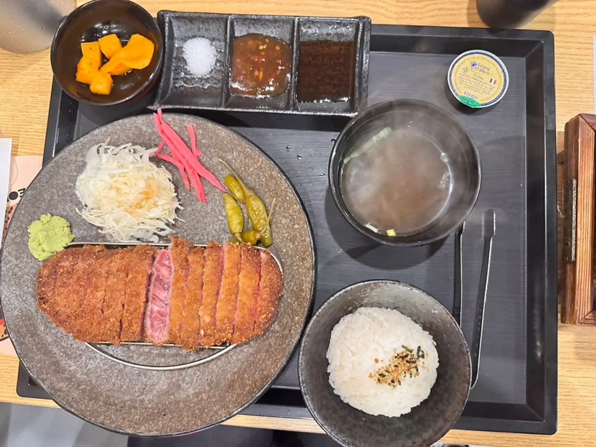 정갈하게 차려진 규카츠 정식 한 상