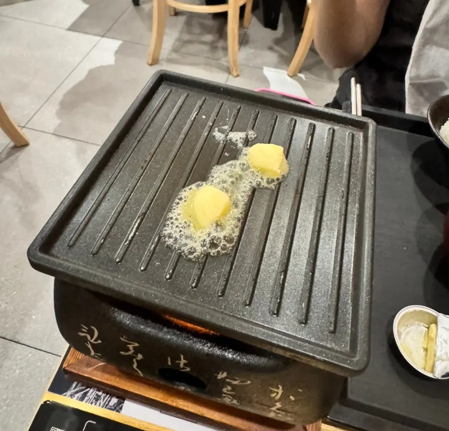 규카츠에 버터를 얹는 모습