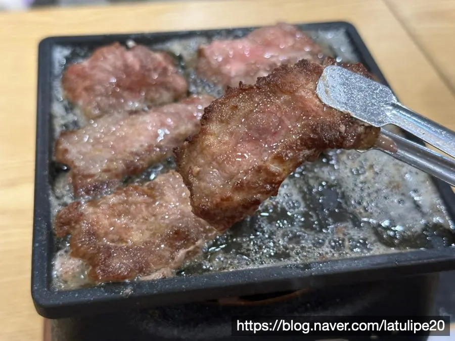 Steki eaten together with furikake-topped rice
