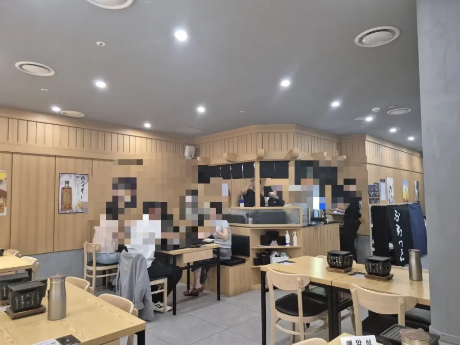 깔끔하게 정돈된 후라토식당 테이블