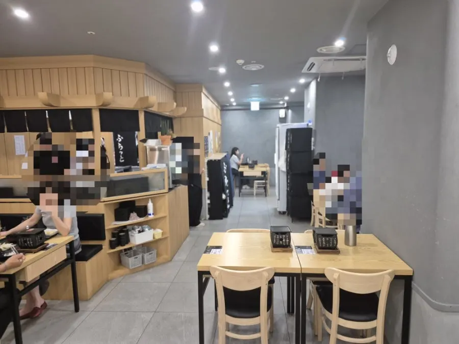 양배추와 와사비가 함께 나온 규카츠 세팅