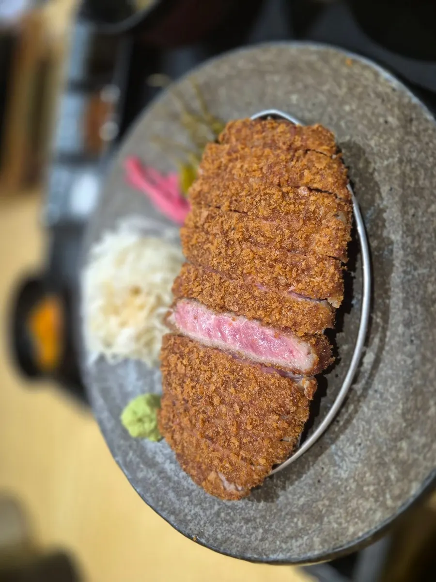 가운데가 핑크빛인 두툼한 규카츠 단면