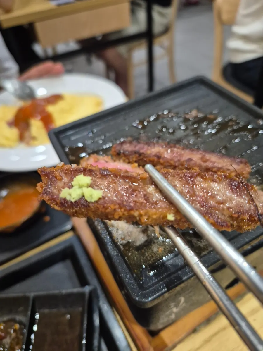 와사비를 곁들인 규카츠 한 점