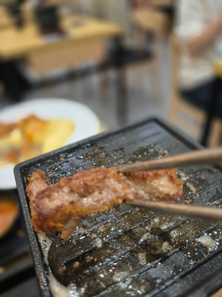 구워 먹기 좋게 잘린 규카츠 접시