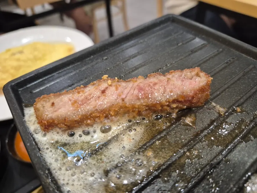밥과 함께 곁들인 규카츠 한 상