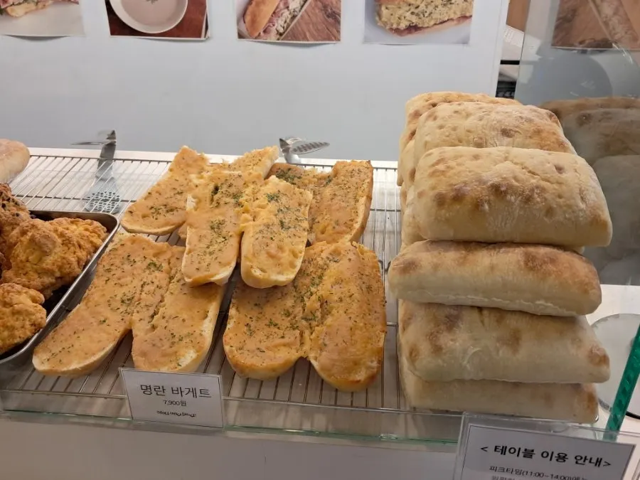매장 앞 테이블 좌석 공간