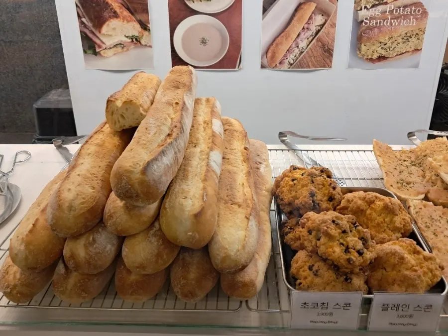 두부크림치즈와 닭가슴살 샌드위치 진열대