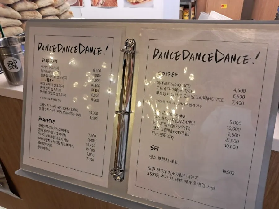 아침 시간 한적한 매장 내부