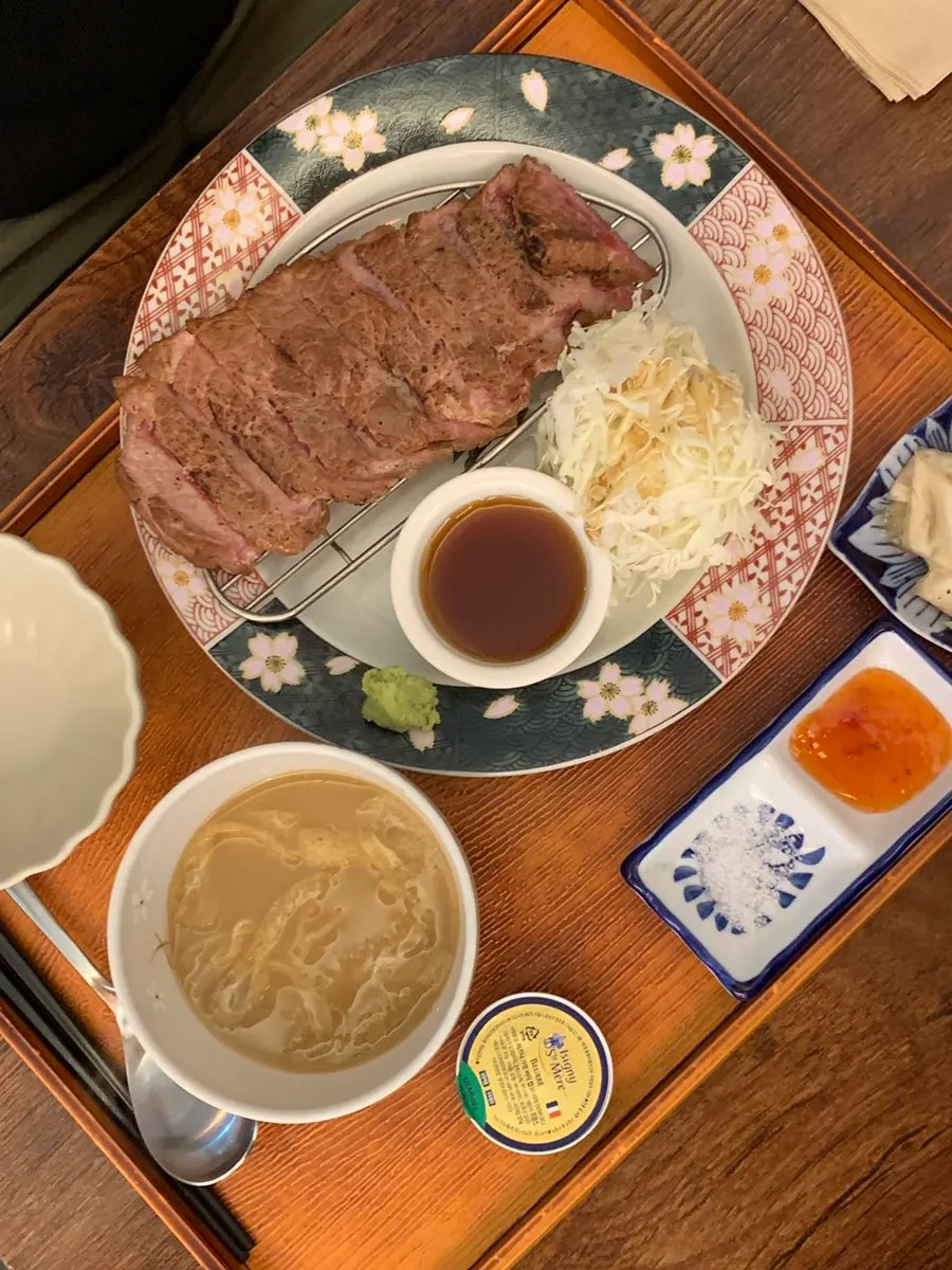채끝 스테키와 규카츠 상차림