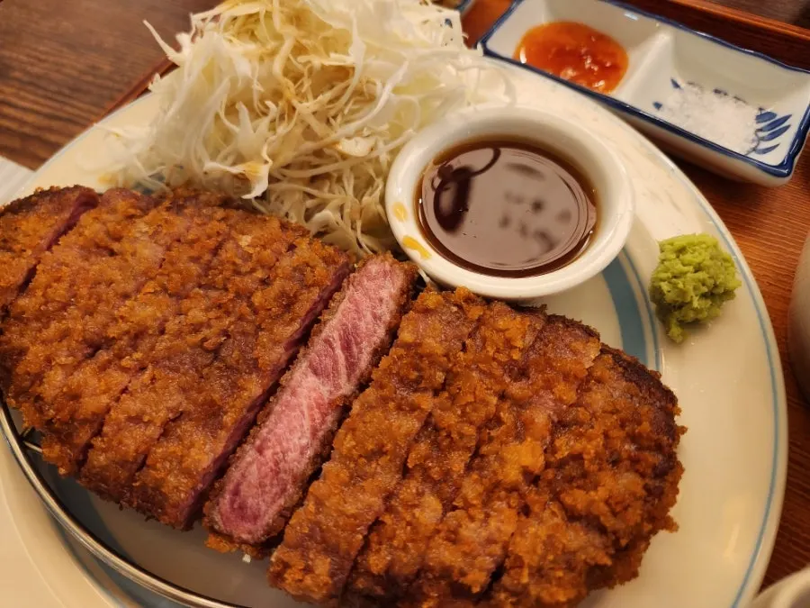 화로에 올려 굽고 있는 규카츠 한 점