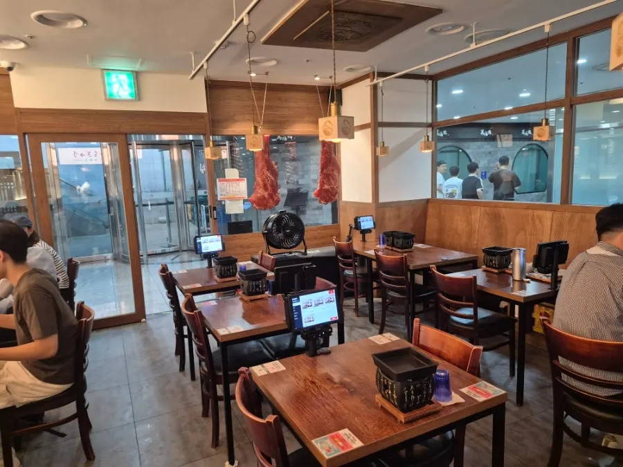 Comfortable dining hall atmosphere at Ichigyu Seoul Station Branch